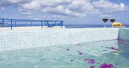 Spacious 3 Bedroom Villa w/outdoor hot tub & sea view,in the heart of the island