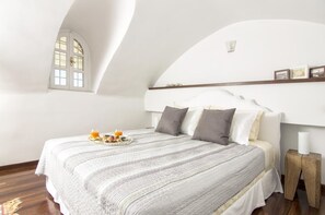 3 slaapkamers, een kluis op de kamer, een bureau, geluiddichte muren