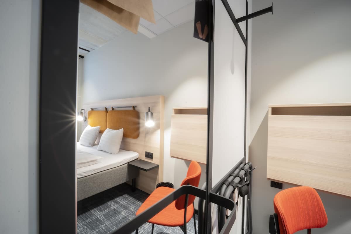 Tek Büyük Yataklı Oda (Compact) | Anti alerjik yatak takımı, dizüstü bilgisayar çalışma alanı