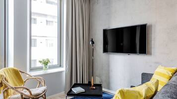 Departamento (Double with Sofabed) | Área de sala de estar | Televisión