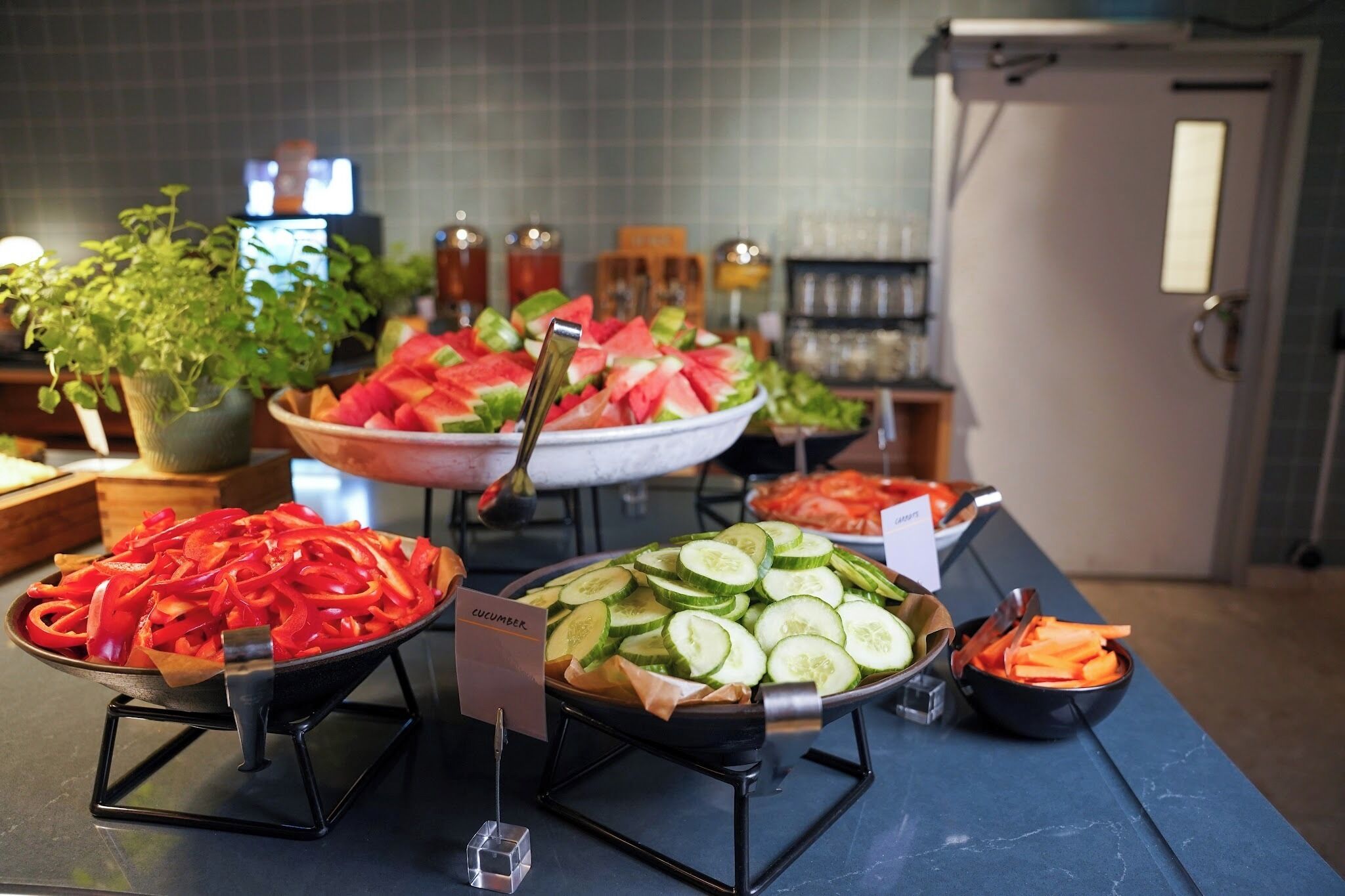 Un bufé con diversas opciones de vegetales.
