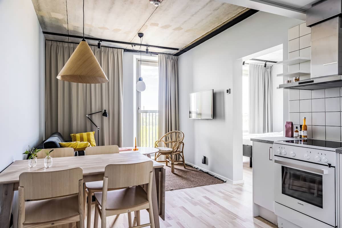 Apart Daire (King with Sofabed) | Anti alerjik yatak takımı, dizüstü bilgisayar çalışma alanı