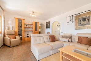 Smart TV - Modern-Mediterranean villa, large pool, sea view, lots of beach, sleeps 10 (Alcalà de Xivert)