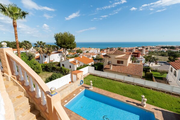 Outdoor pool - Modern-Mediterranean villa, large pool, sea view, lots of beach, sleeps 10 (Alcalà de Xivert)