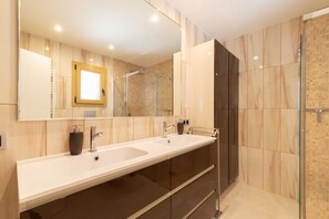Douche, serviettes fournies