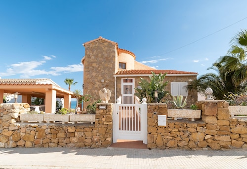 Modern-mediterrane Villa, großer Pool, Meerblick, viel Strand, 10 Personen