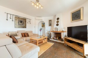 Smart TV - Modern-Mediterranean villa, large pool, sea view, lots of beach, sleeps 10 (Alcalà de Xivert)