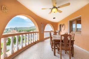 Outdoor dining - Modern-Mediterranean villa, large pool, sea view, lots of beach, sleeps 10 (Alcalà de Xivert)