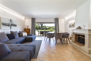 TV, peis og DVD-spiller