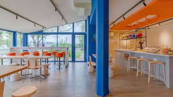 Petit déjeuner buffet servi tous les jours en supplément