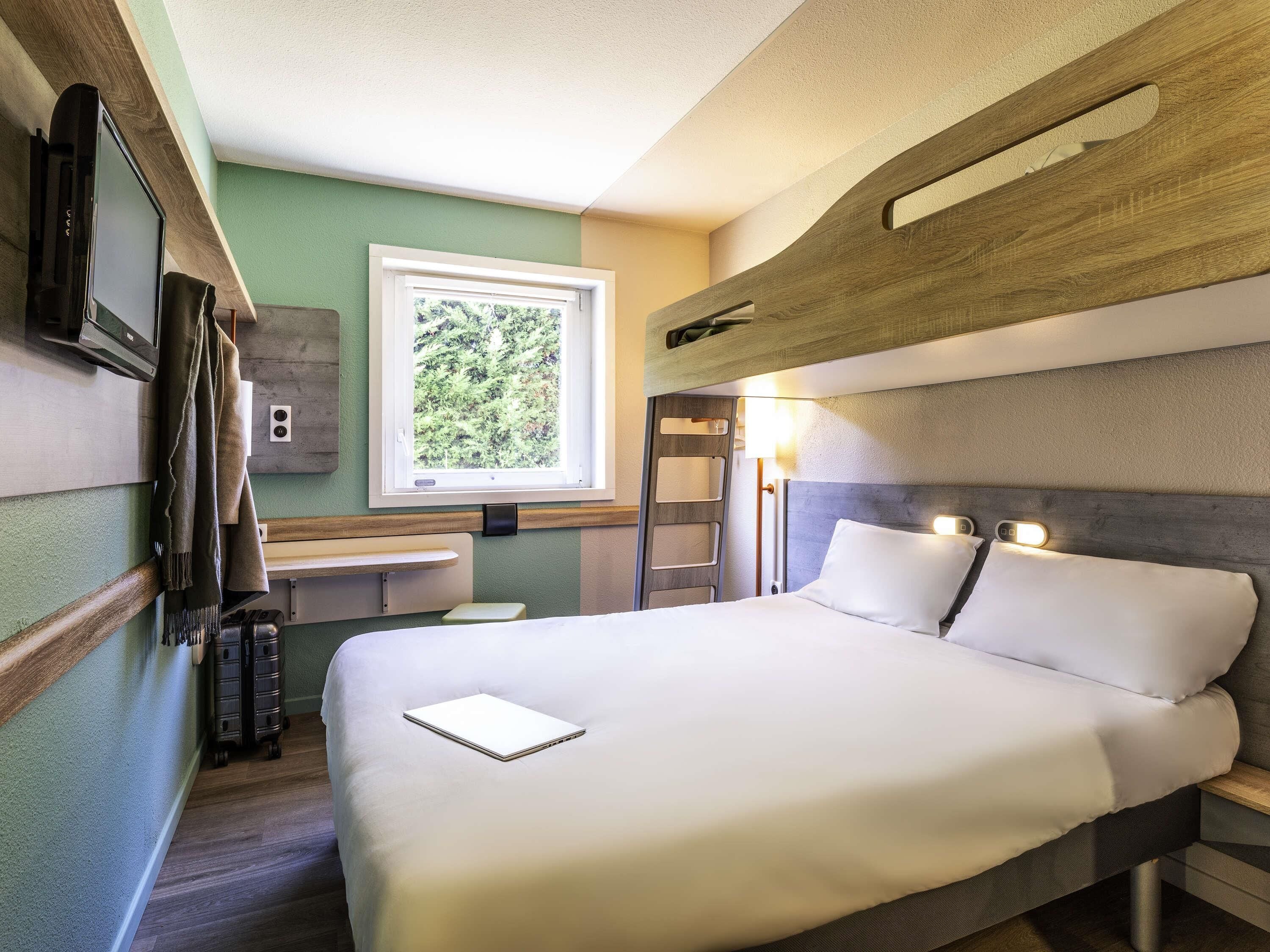 Chambre triple, Plusieurs lits | Bureau, accès au Wi-Fi (inclus), literie fournie