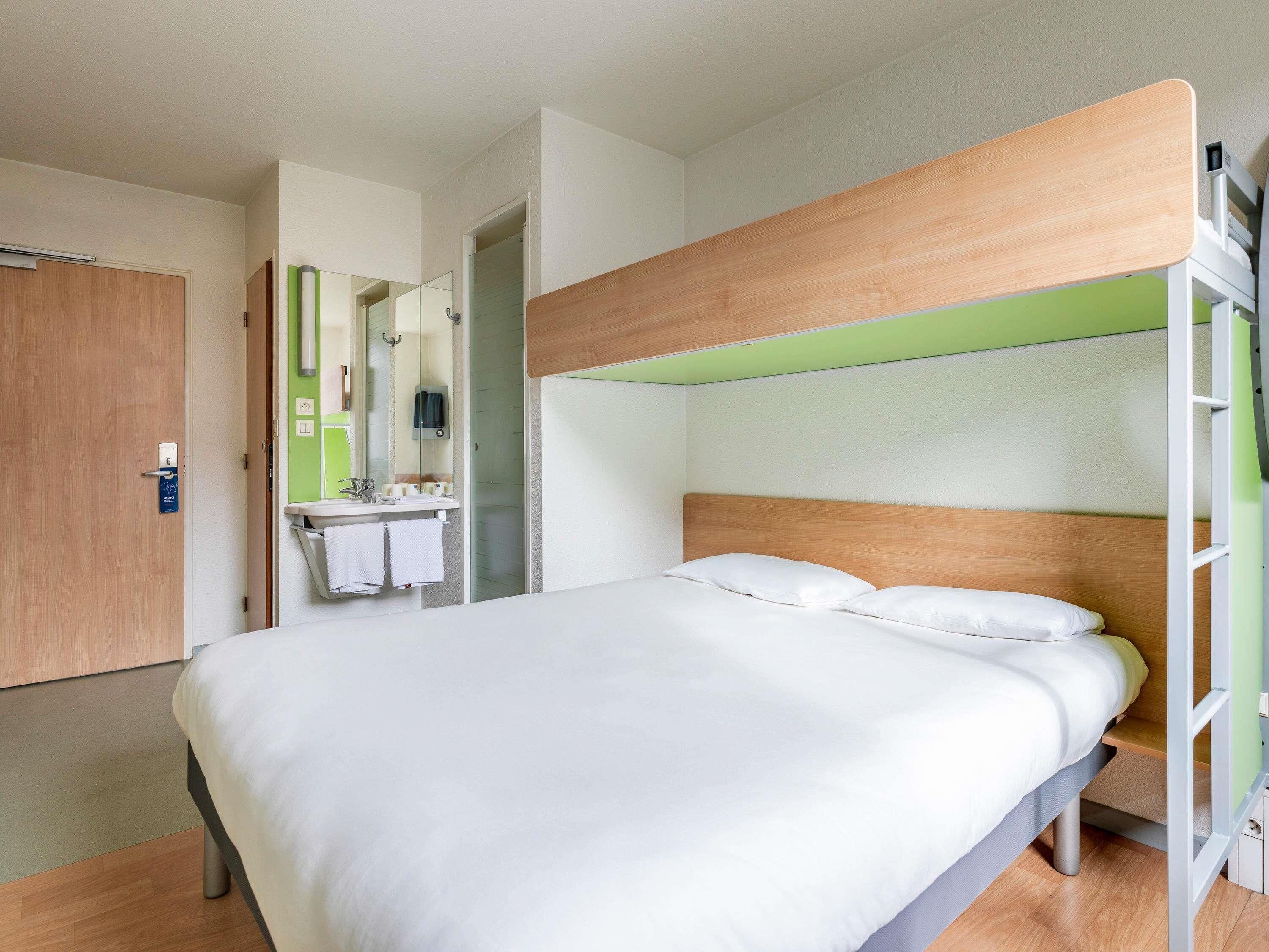 Een bureau, gratis wifi, beddengoed