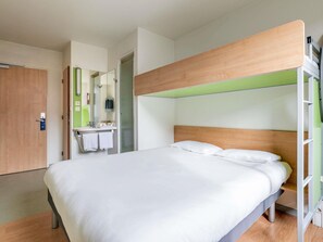 Desk, free WiFi, bed sheets - Ibis budget Lyon Est Saint Quentin Fallavier (Saint-Quentin-Fallavier)