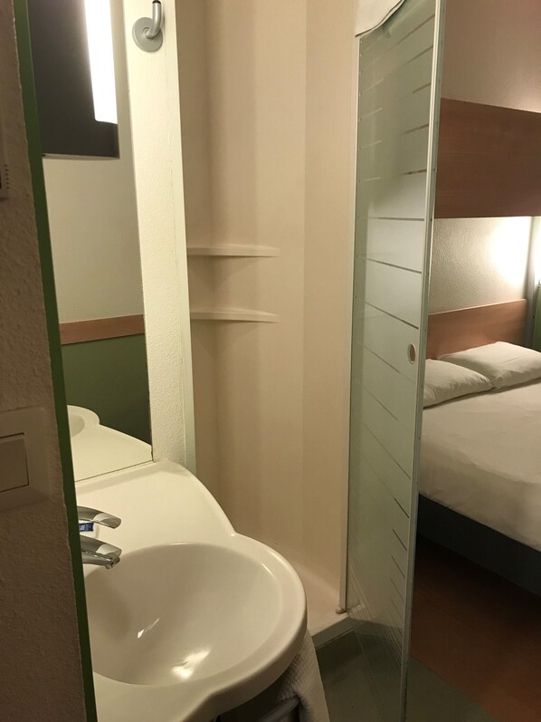 Triple Room, Multiple Beds | Bathroom | Shower, eco-friendly toiletries, towels