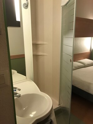 Chambre Triple, plusieurs lits | Salle de bain | Douche, articles de toilette écologiques, serviettes fournies