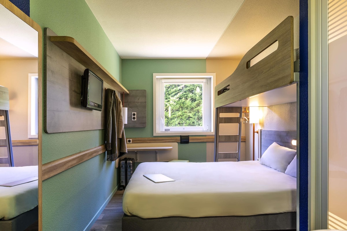 Habitación triple, varias camas | Escritorio, wifi gratis y ropa de cama