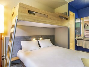 Dreibettzimmer, Mehrere Betten | Schreibtisch, kostenloses WLAN, Bettwäsche
