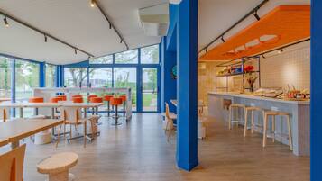 Sarapan bufet setiap hari (EUR 9.9 seorang)