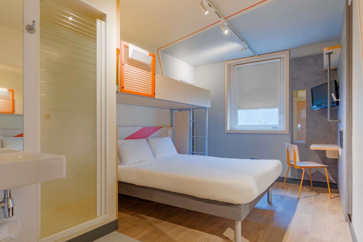 Chambre Triple, plusieurs lits | Wi-Fi gratuit, draps fournis