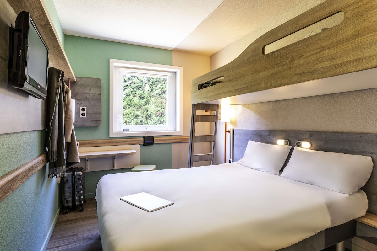 Habitación triple, varias camas | Wifi gratis y ropa de cama