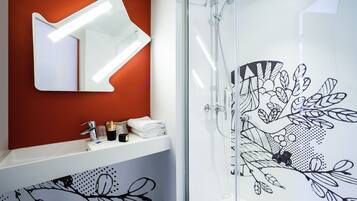Kamer, Meerdere bedden | Badkamer | Een douche, milieuvriendelijk toiletgerief, handdoeken