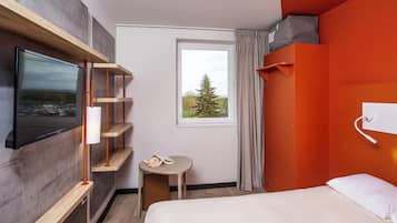 Triple Room, Multiple Beds | Soundproofing, WiFi (free), bed sheets
