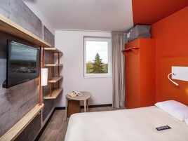 Quarto triplo, várias camas | Quartos à prova de som, Wi-Fi de cortesia, roupa de cama