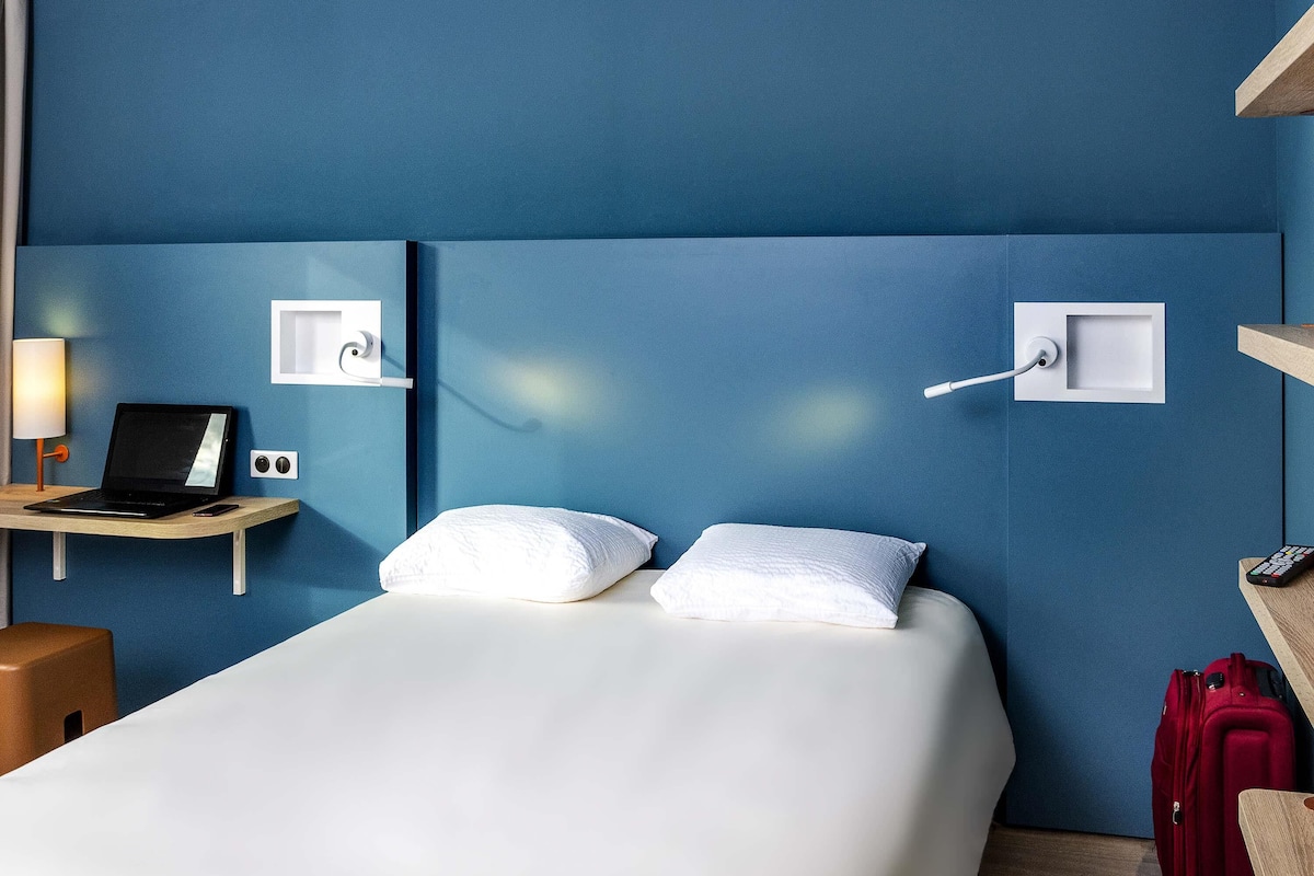 soundproofing, free wifi, bed sheets