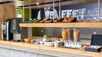Frukostbuffé varje dag (EUR 6.60 per person)