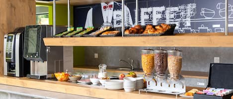 Colazione a buffet, servita tutte le mattine (6.60 EUR a persona)