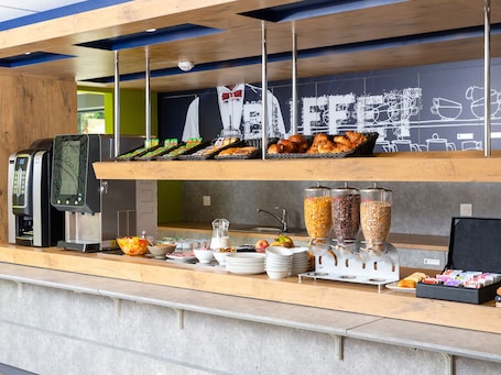 Desayuno buffet diario (EUR 6.60 por persona)