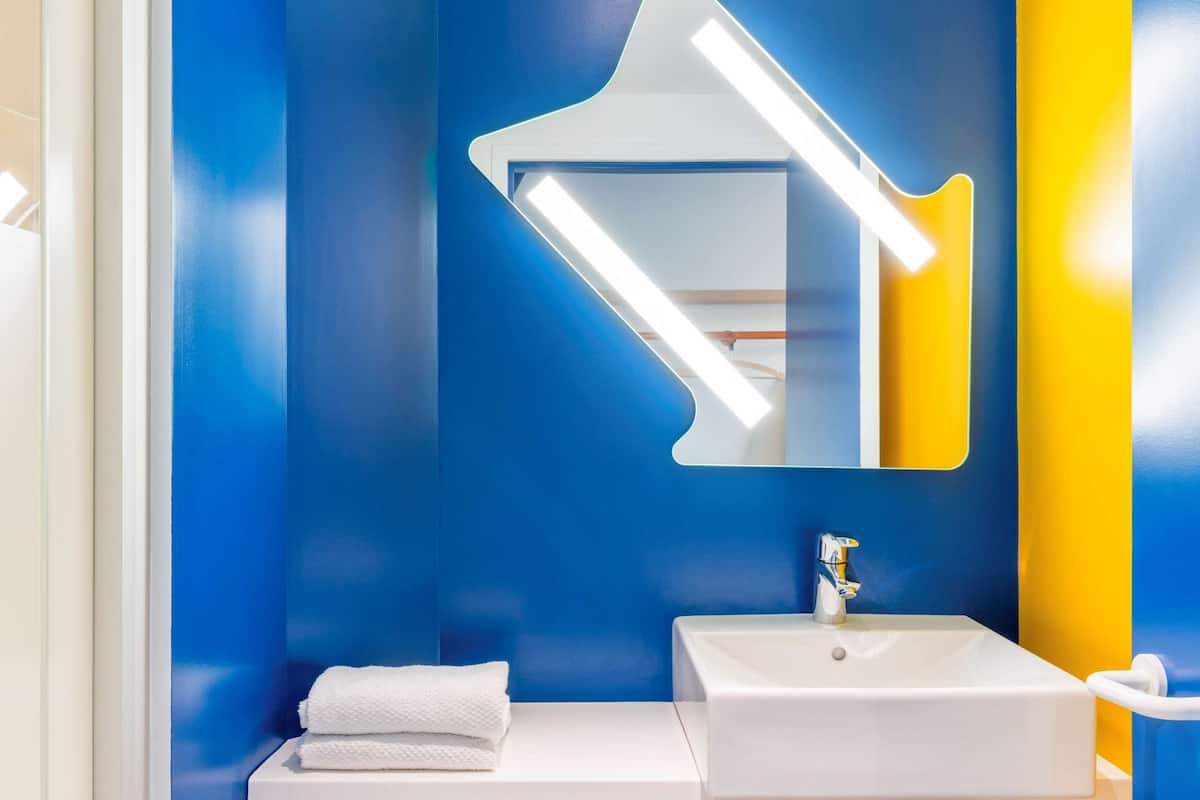 soundproofing, free wifi, bed sheets