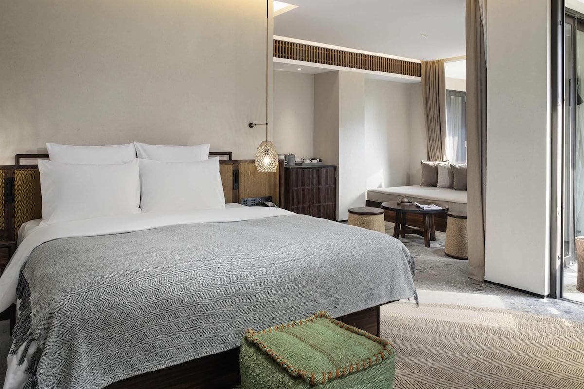 Quarto executivo, 1 cama King, sacada | Roupas de cama premium, edredons de pluma, camas com colchões pillow-top