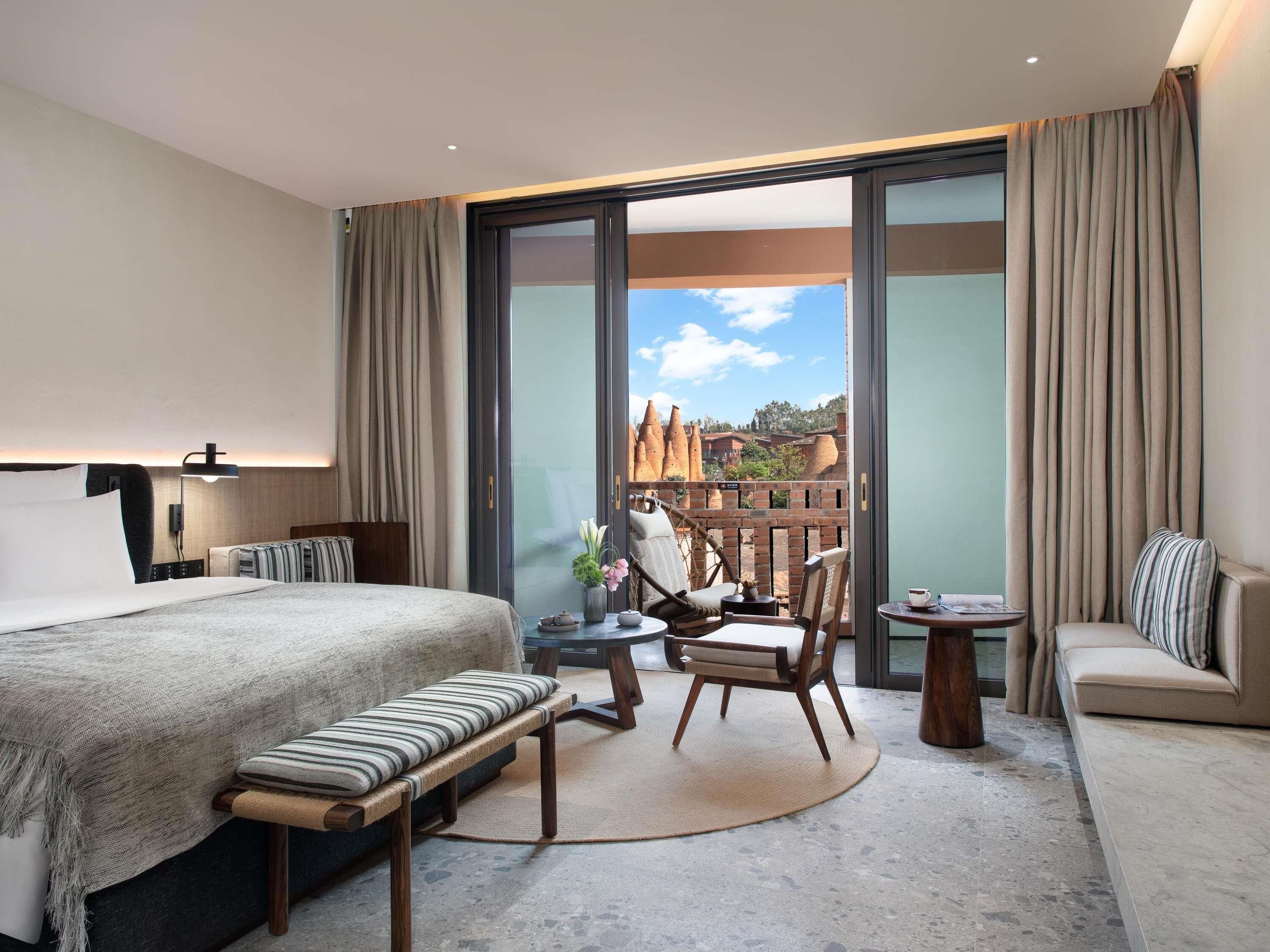 Deluxe kamer, 1 kingsize bed, balkon | Luxe beddengoed, donsdekens, pillowtop-bedden, een minibar