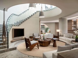 Seprai premium, selimut bulu angsa, bantalan ekstra lembut, dan minibar