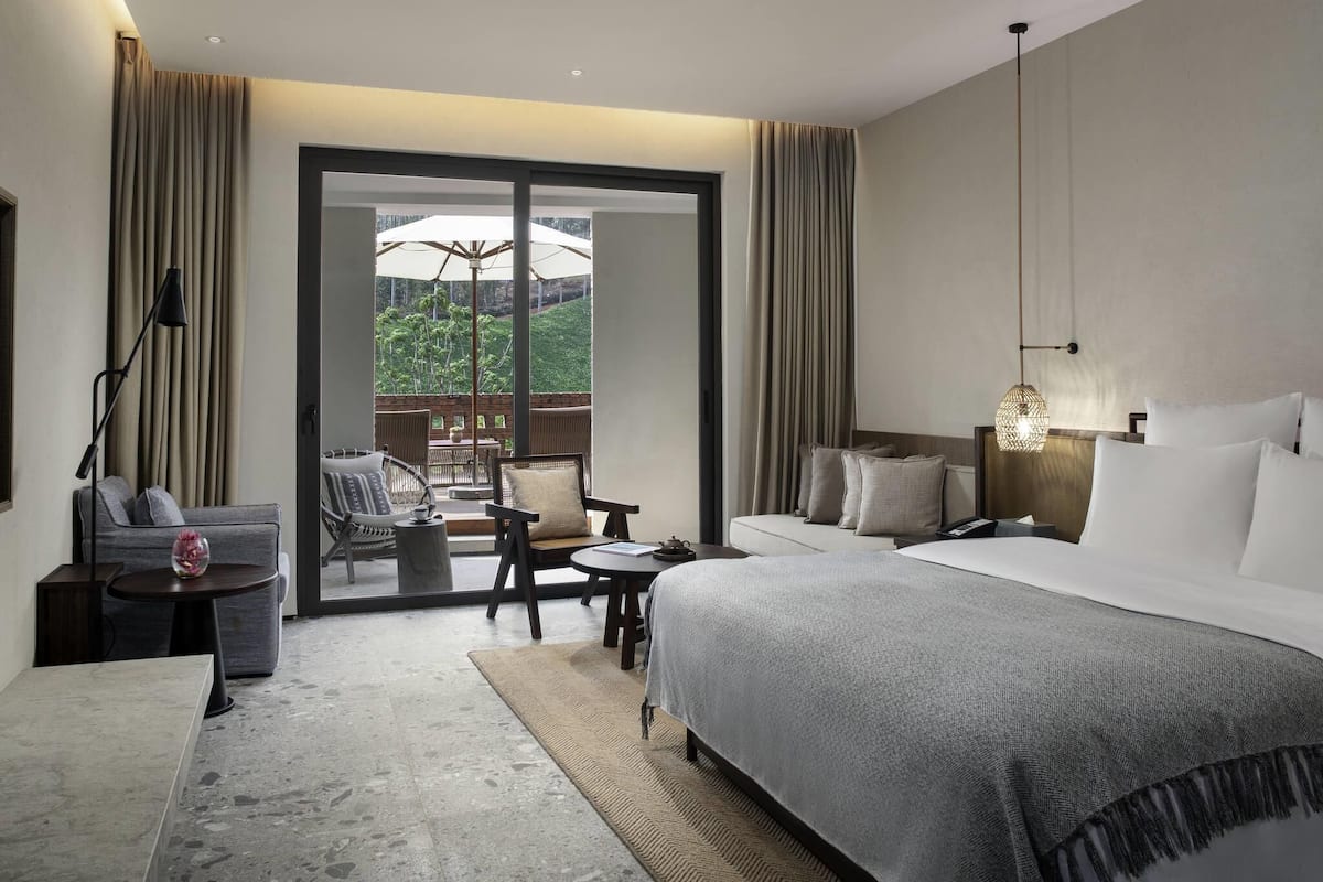 Camera Deluxe, 1 letto king, balcone, vista montagna | Biancheria da letto di alta qualità, copriletto in piuma