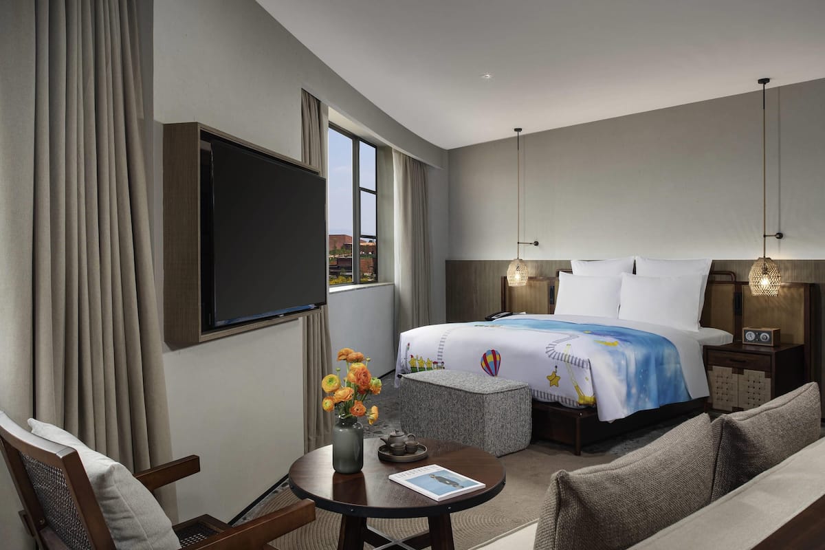 Quarto, 1 cama King (The Amber Spiral) | Roupas de cama premium, edredons de pluma, camas com colchões pillow-top