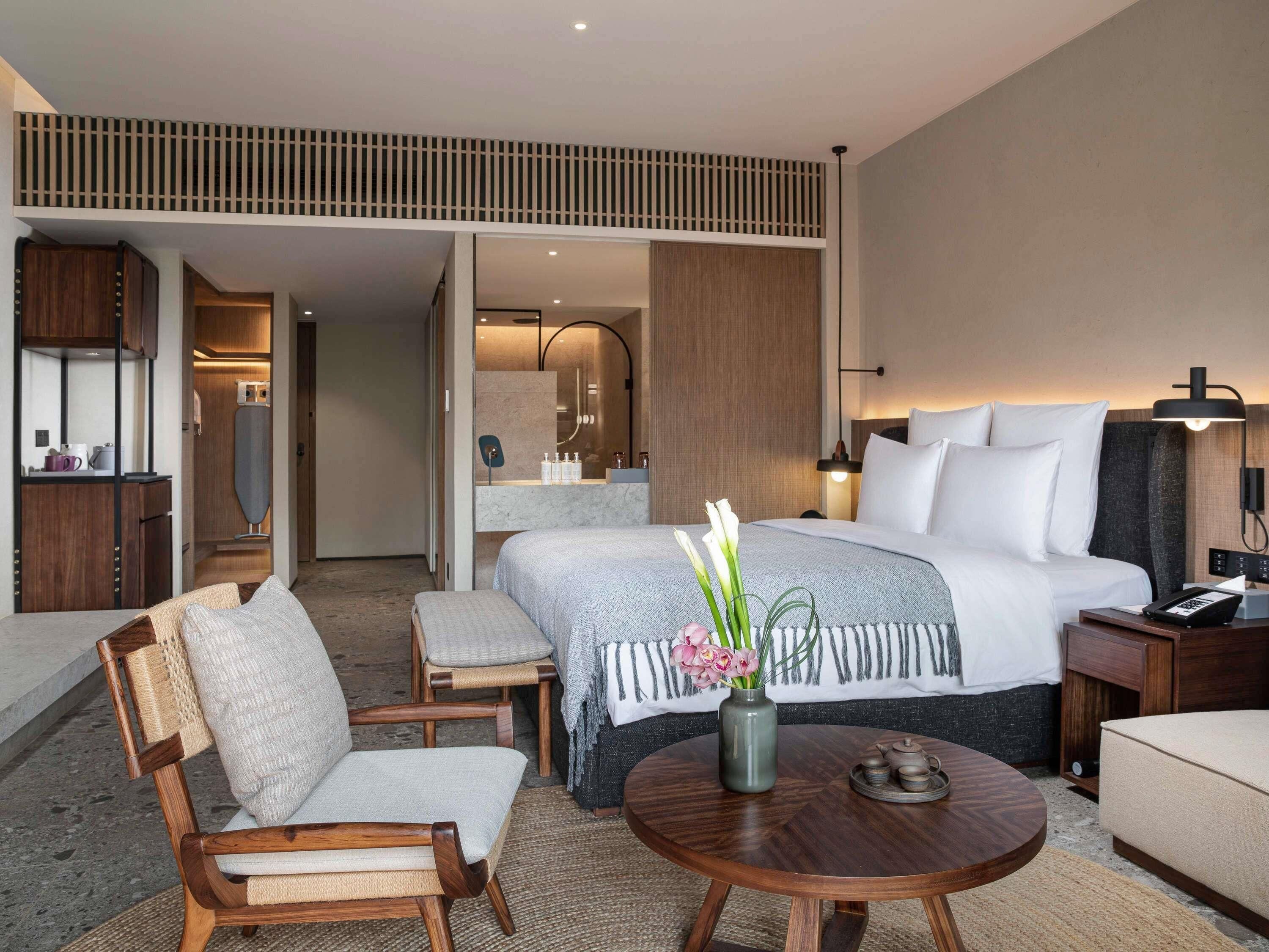 Luxe beddengoed, donsdekens, pillowtop-bedden, een minibar