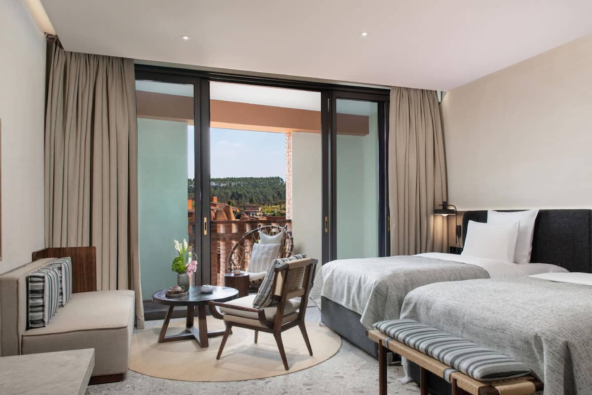 Habitación Deluxe, 2 camas individuales, Terraza, vista a la alberca | Ropa de cama de alta calidad, edredón, camas con pillow-top y minibar