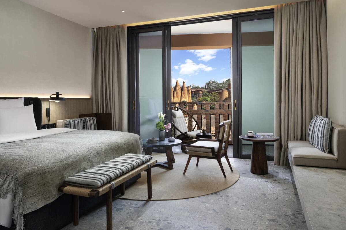 Deluxe kamer, 1 kingsize bed, balkon | Luxe beddengoed, donzen dekbedden, pillowtop-bedden, een minibar