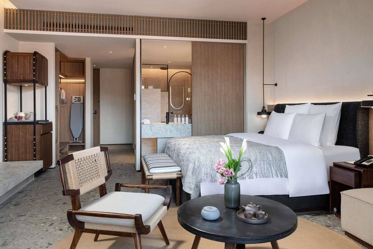 Deluxe kamer, 1 kingsize bed, balkon (Balcony) | Luxe beddengoed, donzen dekbedden, pillowtop-bedden, een minibar