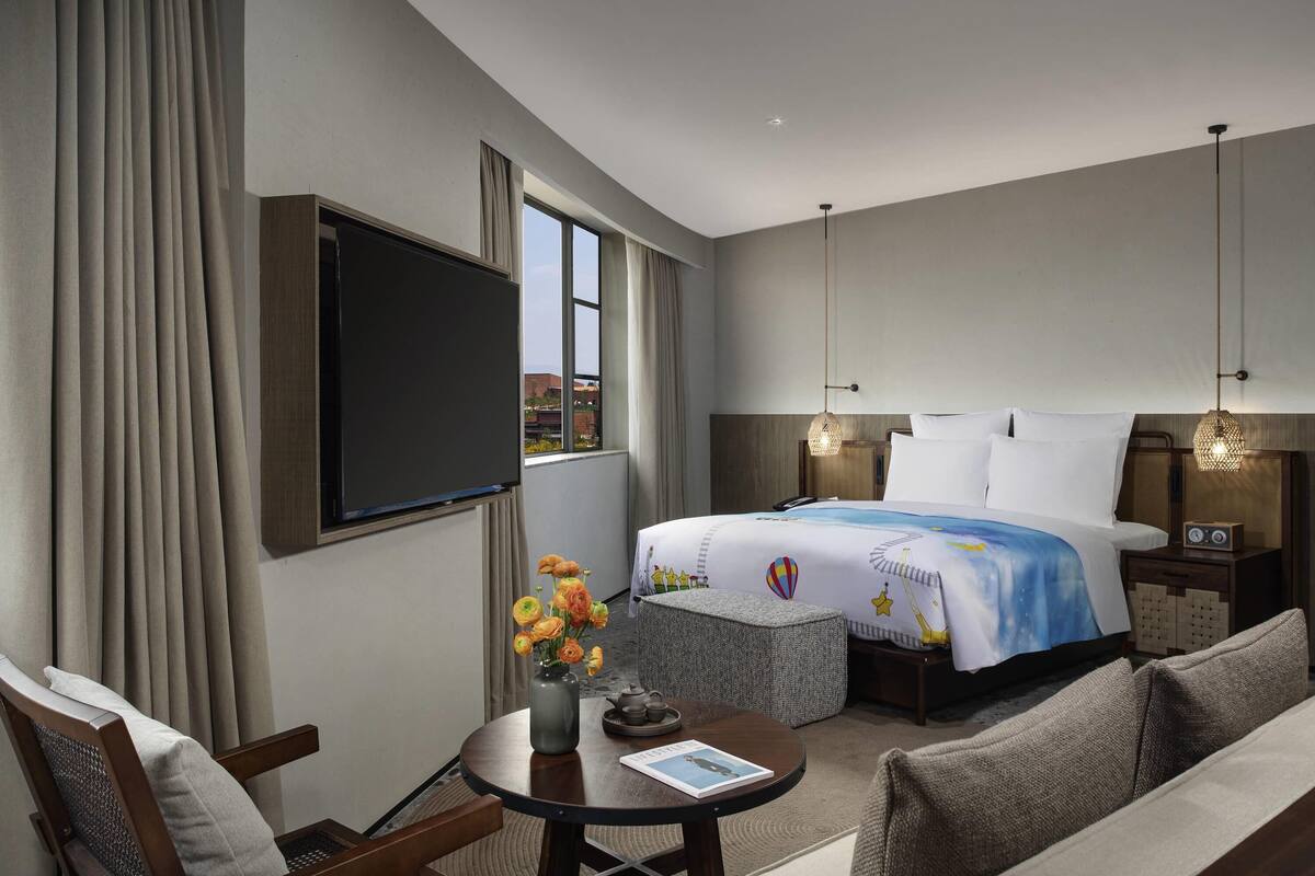 Chambre, 1 très grand lit (The Amber Spiral) | Literie de qualité, couette en duvet, lit avec matelas à plateau-coussin