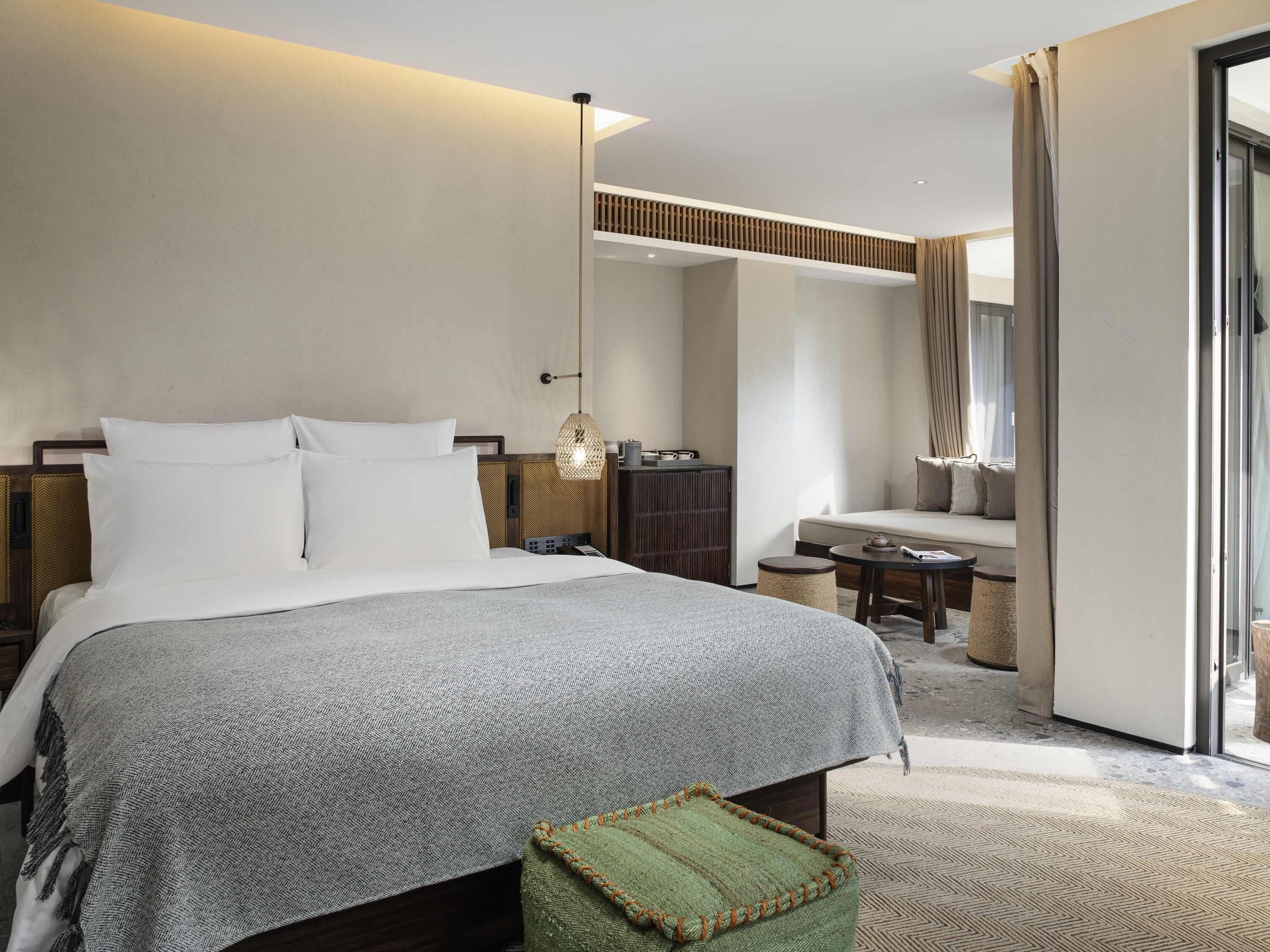 Executive King Bed Room | Premium bedding, down duvets, pillow-top beds, minibar