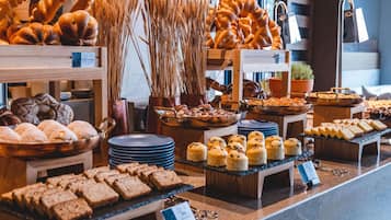 Daily buffet breakfast (CNY 168 per person)