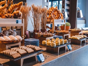 Daily buffet breakfast (CNY 168 per person)