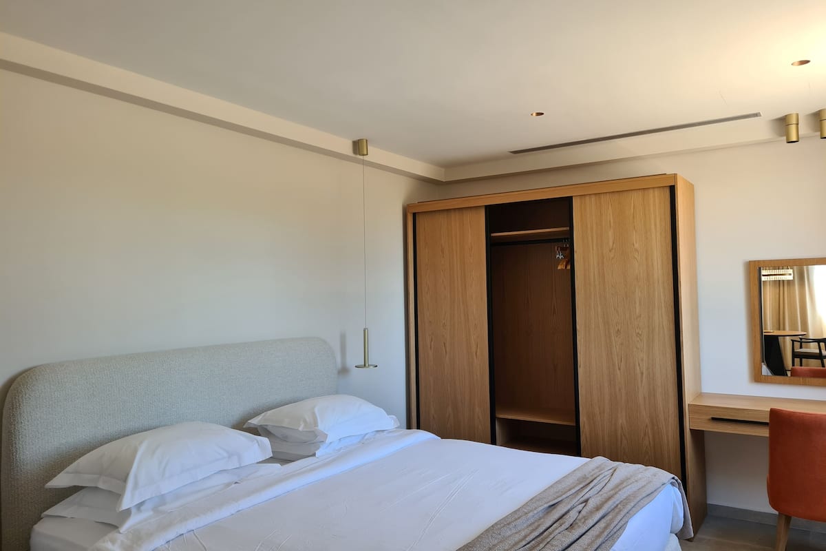Galaxy Suite with Outdoor Hot Tub, Pool View | Ropa de cama hipoalergénica y caja de seguridad en la habitación