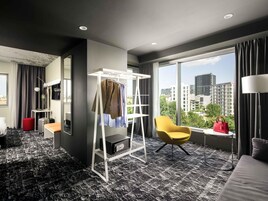 Minibar, caja de seguridad en la habitación y escritorio 