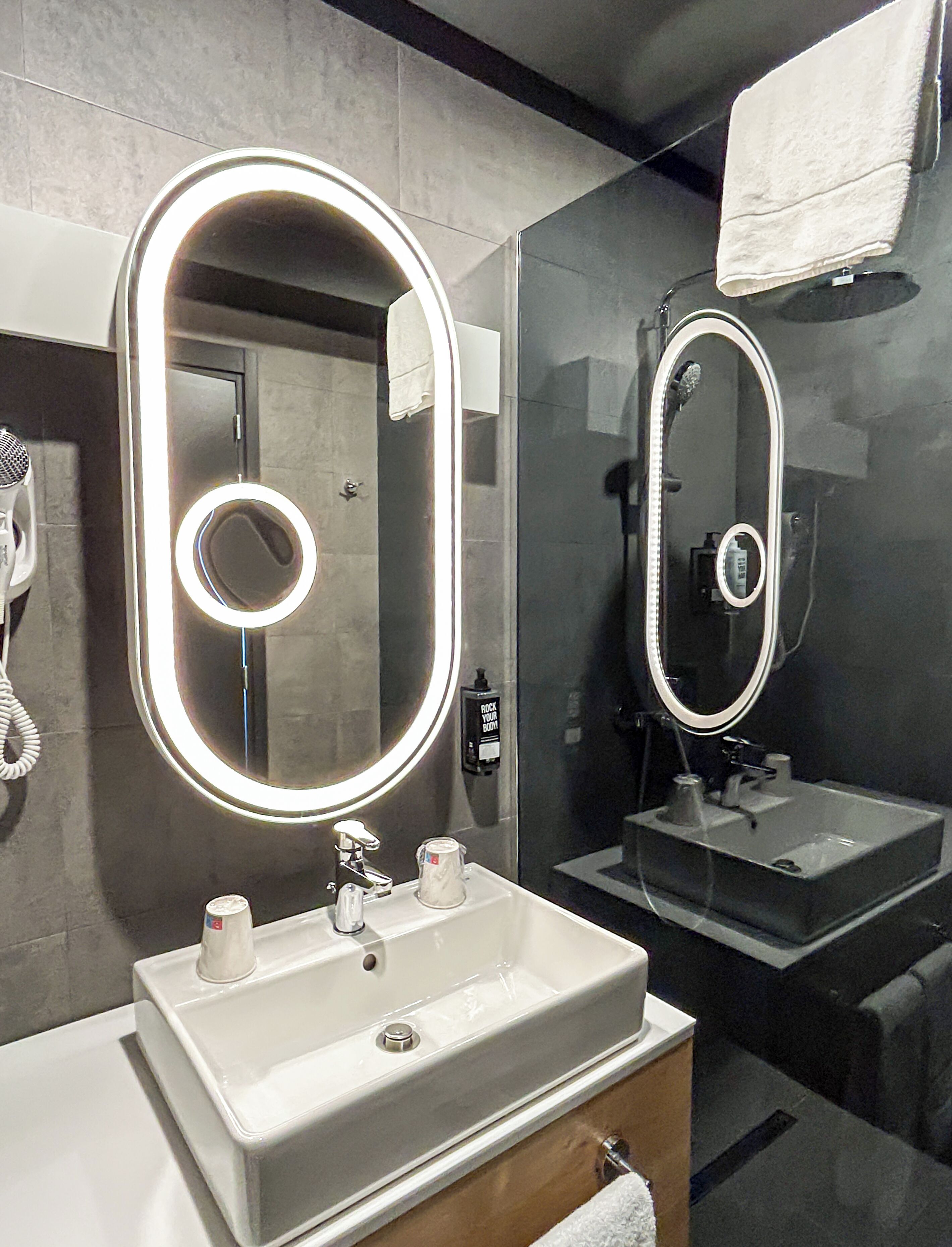 standard room, 1 double bed | bathroom | shower, eco-friendly toiletries, hair dryer, towels