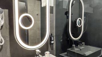 Habitación estándar, 1 cama matrimonial | Baño | Regadera, amenidades de baño ecológicas, secadora de cabello, toallas