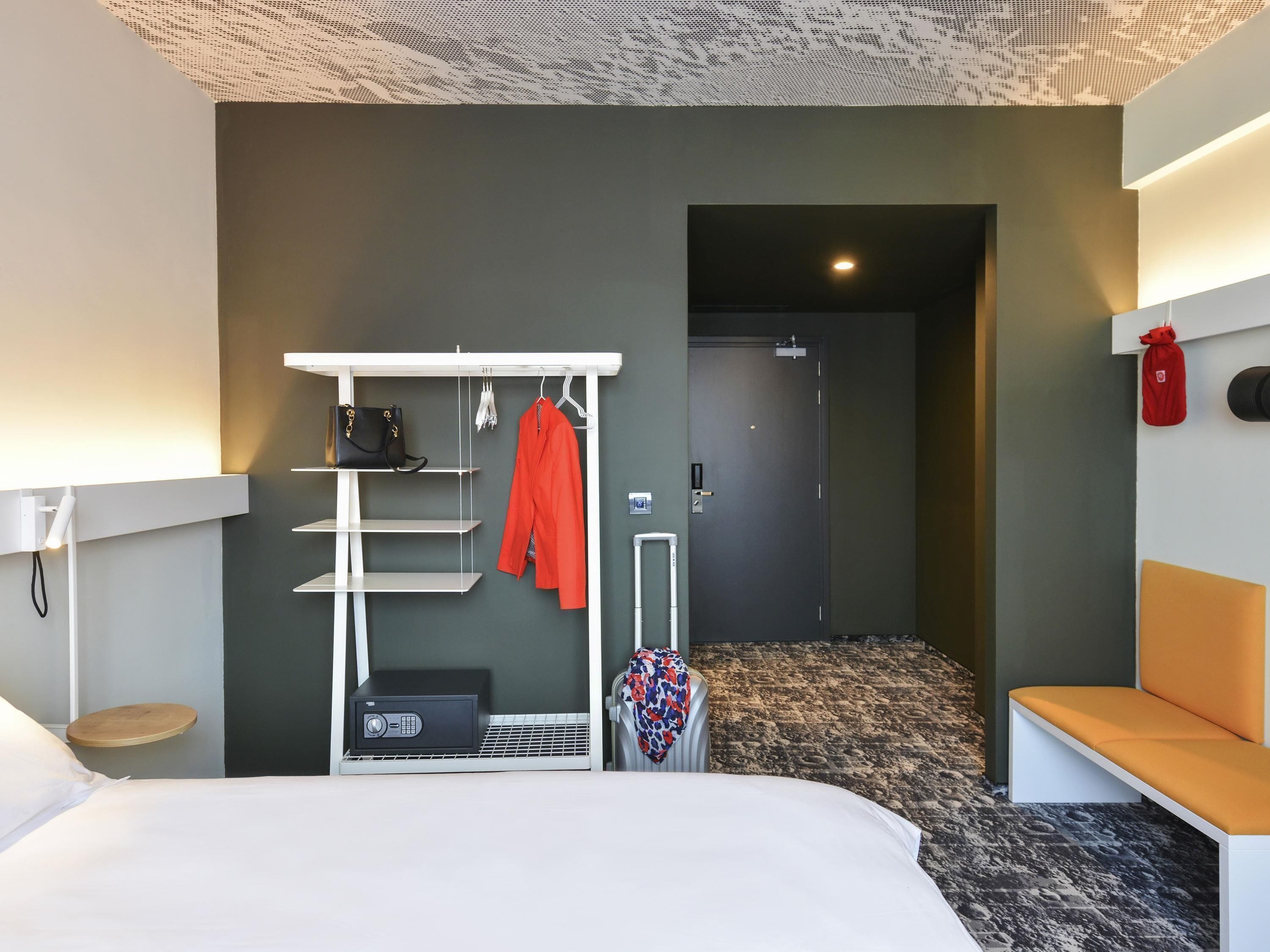 Standard Room, 1 Katil Kelamin (Double) | Bar mini, peti besi dalam bilik, meja, ruang kerja komputer riba 